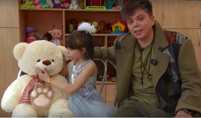 Элвин Грей посетил проект «Радость нашего дома» и пообщался с девочкой Янгуль